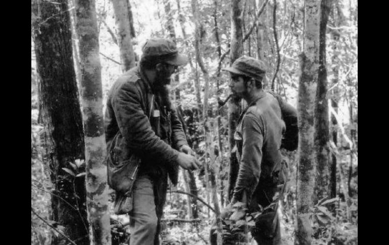 Fidel Castro conversa con otra figura histórica, el 'Che' Guevara, en esta fotografía que data de 1957. EFE / ARCHIVO