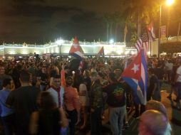 Con la bandera de Cuba en la mano y al grito de “murió, murió, Castro murió” los manifestantes expresaban su alegría. TWITTER / @ddematteis