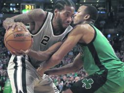 Boston. Kawhi Leonard (#2), de San Antonio Spurs, disputa el balón con Avery Bradley, de los Celtics. AP /