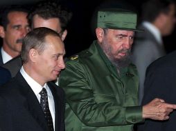 Foto de archivo que muestra a Fidel Castro (d), junto a Vladimir Putin (i), en el aeropuerto de José Marti en La Habana. EFE / ARCHIVO