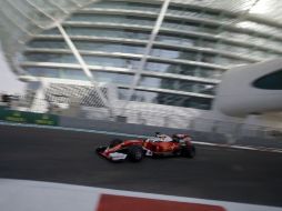 Vettel toma una curva durante los entrenamientos de hoy. AP / L. Bruno