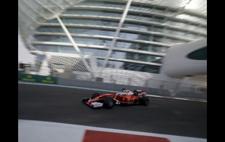 Vettel toma una curva durante los entrenamientos de hoy. AP / L. Bruno