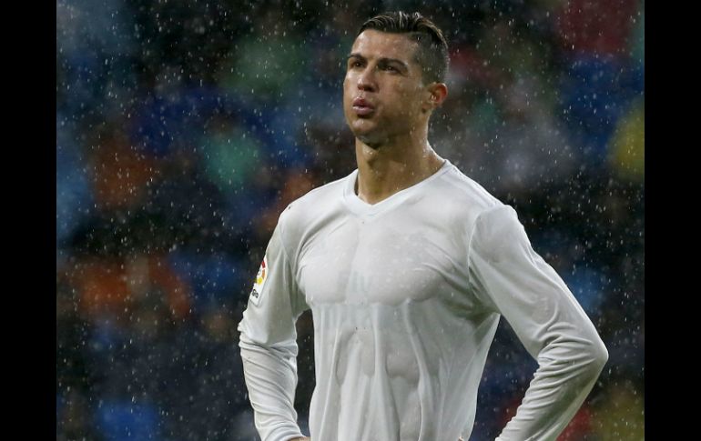 El delantero portugués del Real Madrid, Cristiano Ronaldo, durante el partido de la decimotercera jornada de Liga. EFE / K. Huesca