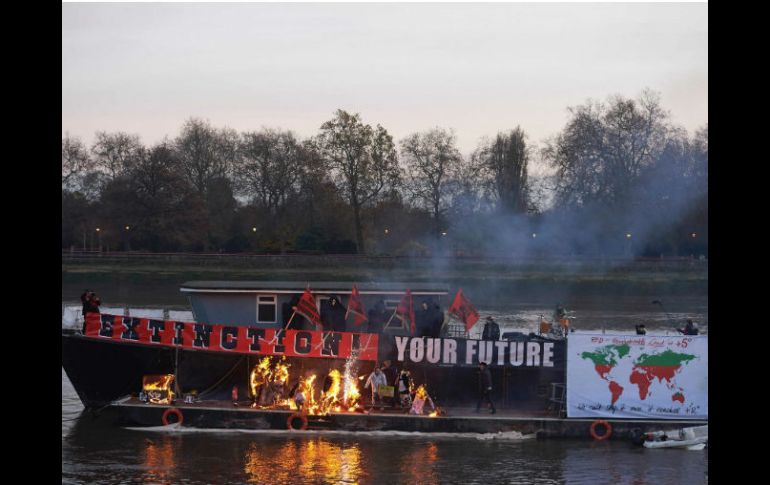 La quema de los valiosos afiches la realizaron a bordo de un bote en el río Támesis. EFE / H. Young