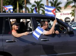 Tras conocerse la muerte de Fidel Castro, cubanos en Miami no tardaron en celebrar dicha noticia. EFE / G. Cárdenas