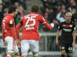 Hummels (I) celebra el gol que decretaba el 2-1 para el Bayern. EFE / A. Gebert