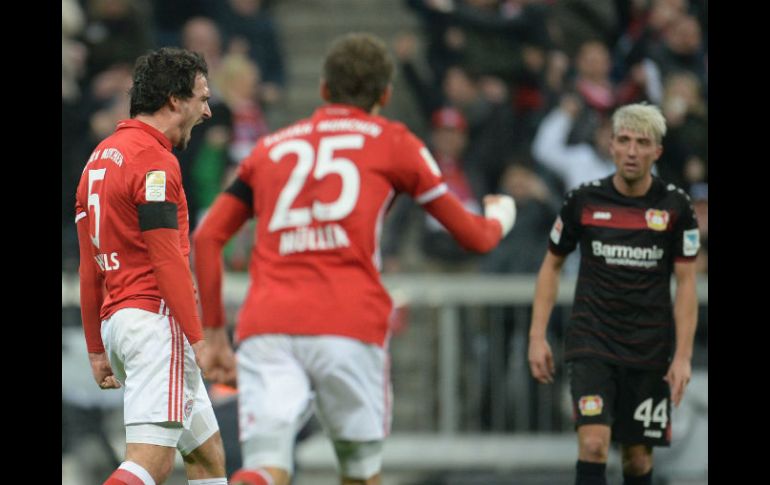 Hummels (I) celebra el gol que decretaba el 2-1 para el Bayern. EFE / A. Gebert