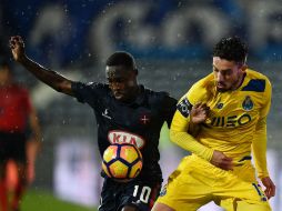 Telles (D) del Porto, pugna por una pelota con Fernandes (I), del Belenenses. AFP / P. De Melo Moreira