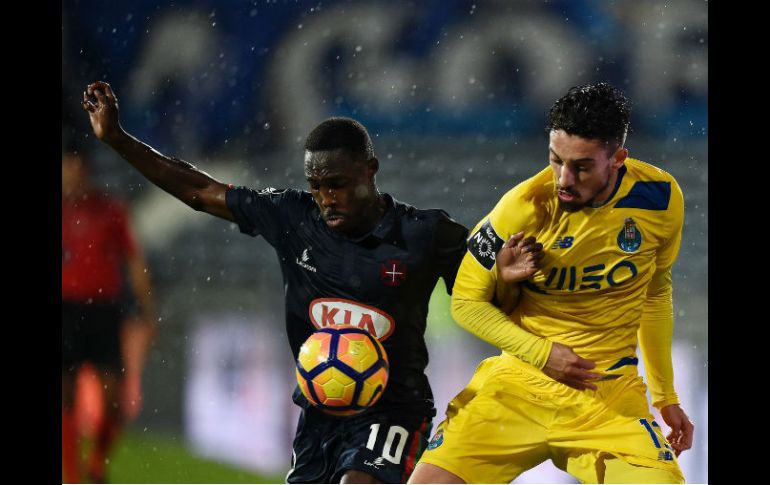 Telles (D) del Porto, pugna por una pelota con Fernandes (I), del Belenenses. AFP / P. De Melo Moreira