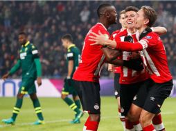 El mexicano (C) celebra uno de los tres goles de la victoria con sus compañeros de equipo. TWITTER / @psveindhoven