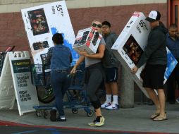 Algunos consumidores prefieren no hacer filas y comprar por Internet. AFP / M. Ralston