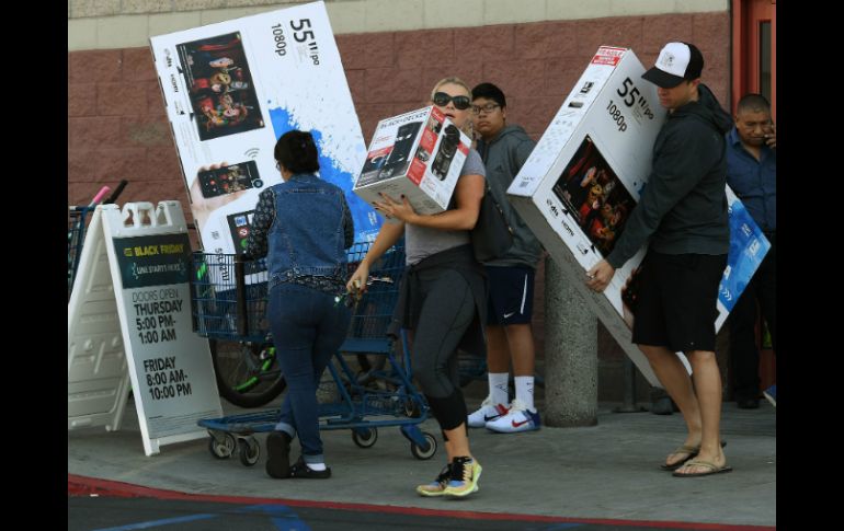 Algunos consumidores prefieren no hacer filas y comprar por Internet. AFP / M. Ralston