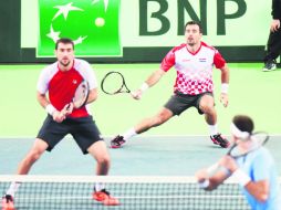 Los croatas Ivan Dodig y Marin Cilic devuelven la pelota al argentino Leonardo Mayer y Juan Martín del Potro. AFP /