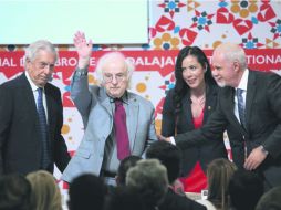 Norman Manea, Premio en Lenguas Romances 2016, saluda entre el Premio Nobel Mario Vargas Llosa (izquierda) y Raúl Padilla. EFE /