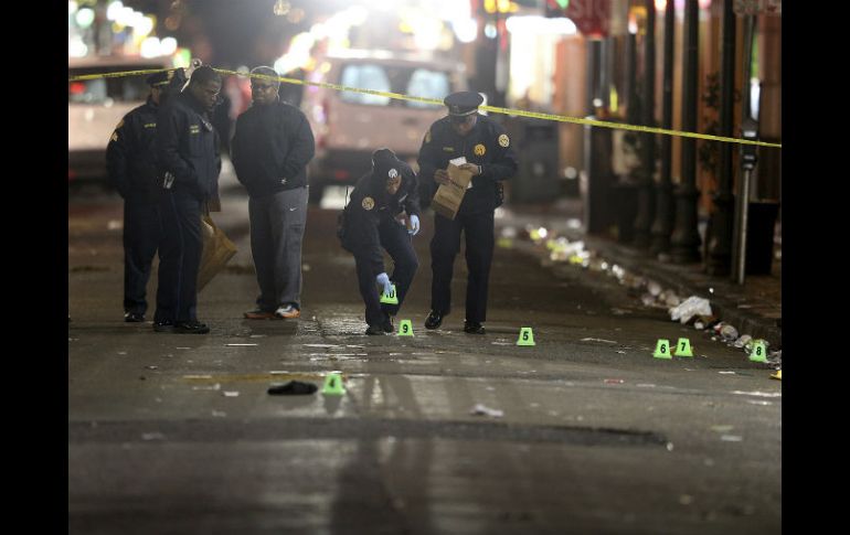 Los agentes acudieron a la 1:30 al sitio del tiroteo, entre Iberville y Bourbon. AP / M. DeMocker