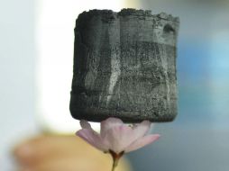 El grafeno, considerado el material sólido más ligero del mundo, es la base para la tinta que se utiliza en tejido conductivo. EFE / ARCHIVO