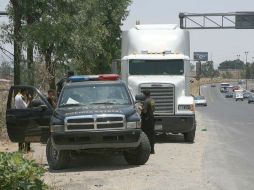 Los tractocamiones que iban cargados con el hidrocarburo, fueron detenidos en la carretera Salamanca-León. EL INFORMADOR / ARCHIVO