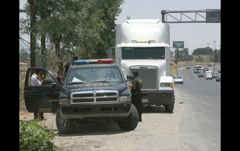 Los tractocamiones que iban cargados con el hidrocarburo, fueron detenidos en la carretera Salamanca-León. EL INFORMADOR / ARCHIVO