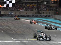 Hamilton ganó la última carrera del actual campeonato pero no le fue suficiente para superar el puntaje de Rosberg. AFP / A. Isakovic