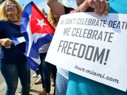 Miles de cubanos exiliados se lanzaron a las calles durante casi 24 horas para celebrar la muerte del que llaman 'un dictador'. EFE / G. Viera