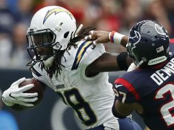 Melvin Gordon (I) mantiene a raya a Demps (D), de los Texanos. EFE / L. W. Smith