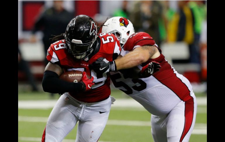 Campbell (I), de los Halcones, es tacleado por Shipley (D), de los Cardenales. AP / C. Cox