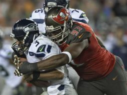 McCoy (D), de los Bucaneros, taclea al mariscal de campo de los Halcones Marinos, Russel Willson (I). AP / J. Benkhen