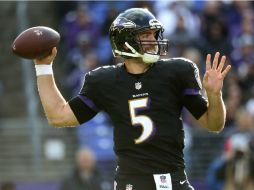 Joe Flacco, mariscal de campo de los Cuervos, prepara un pase durante el partido. AFP / R. Carr