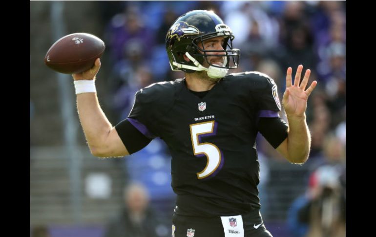 Joe Flacco, mariscal de campo de los Cuervos, prepara un pase durante el partido. AFP / R. Carr