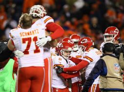 Los Jefes celebran tras su triunfo en el Sports Authority Field. AFP / E. Shaw