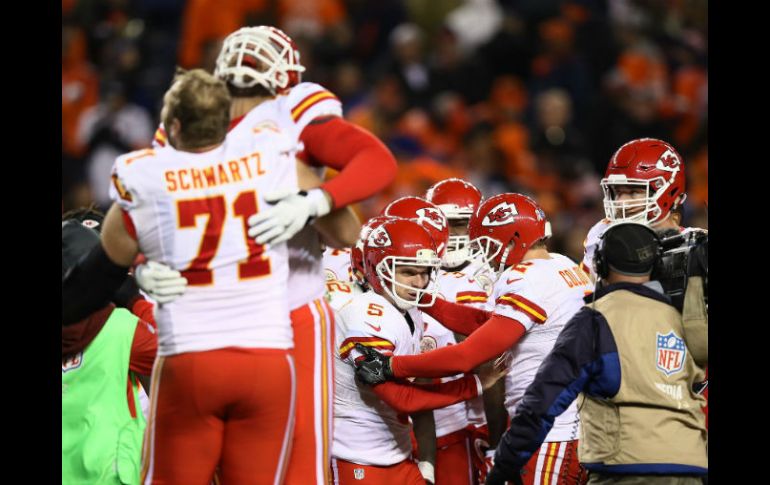 Los Jefes celebran tras su triunfo en el Sports Authority Field. AFP / E. Shaw