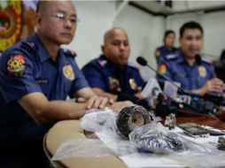 Agentes de la policía muestran el explosivo durante una rueda de prensa. EFE / M. Cristino