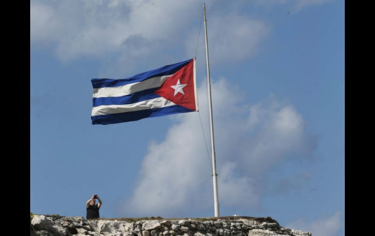 La bandera de Cuba ondea a media asta como parte del duelo oficial de nueve días decretado desde el sábado. NTX / D. de la Paz