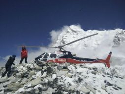 El año pasado, una avalancha desatada por un terremoto mató a 19 personas e hirió a otras 61 en el Everest. AP / ARCHIVO