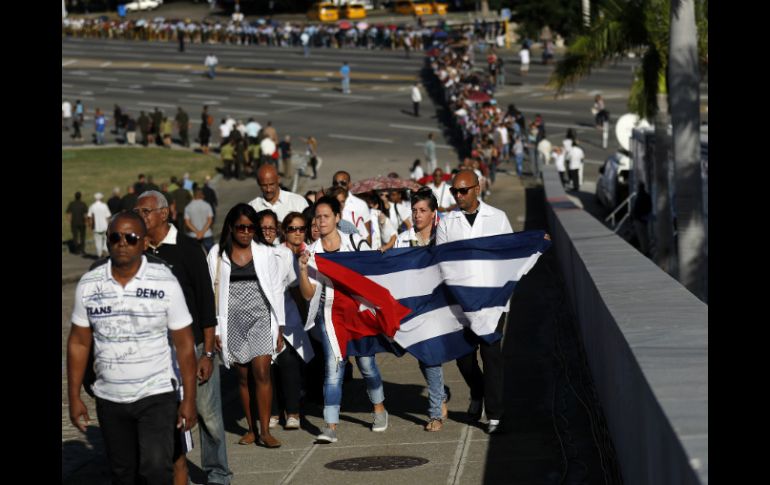 Miles de cubanos asisten a la Plaza de la Revolución para dar el último adiós al ex presidente Castro. AP / D. Lopez-Mills