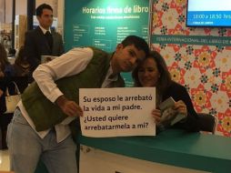 Francisco Rodríguez se formó en la fila de autógrafos tras la presentación del libro de Zavala y esperó su turno para esta foto. TWITTER / @Paco_RubenRV