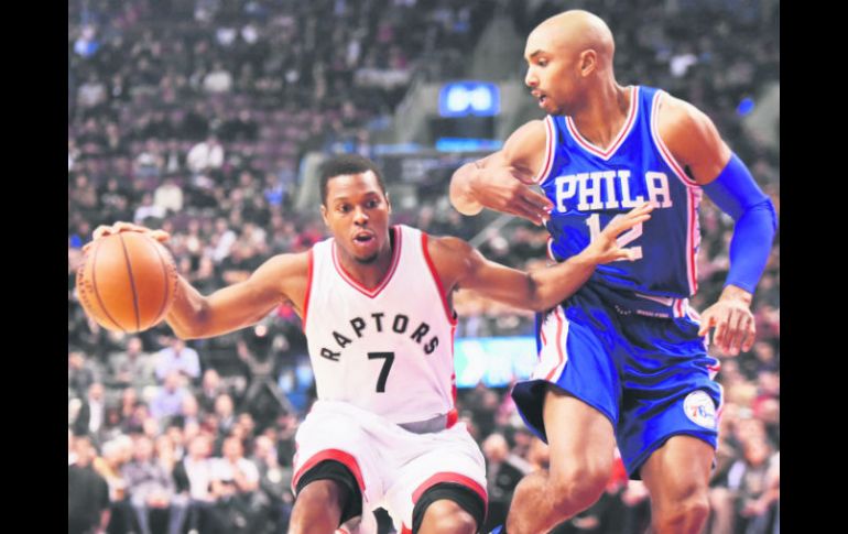 Kyle Lowry. El número 7 de los Raptors cubre el balón ante la marca de Gerald Henderson, de Filadelfia. AP / N. Denette