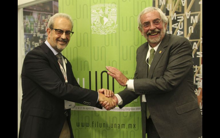 El rector de la Universidad de Salamanca, Daniel Hernández Ruipérez (i) posa con el rector de la UNAM Enrique Luis Graue Wiechers. EFE / C. Zepeda