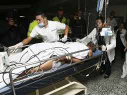 Miembros de la Clínica San Juan de Dios reciben a los heridos. EFE / E. Noriega
