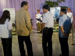 Los dos estrechos aliados al gobierno de la isla pasan por el altar en el que se exhibe la imagen de Fidel. AP / R. Espinosa