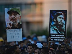 Cientos de personas se reúnen para despedirse de Fidel Castro. AFP / P. Pardo