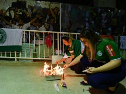 Los seguidores del equipo rindieron un homenaje en la sede del Chapecoense. AFP / N. Almeida