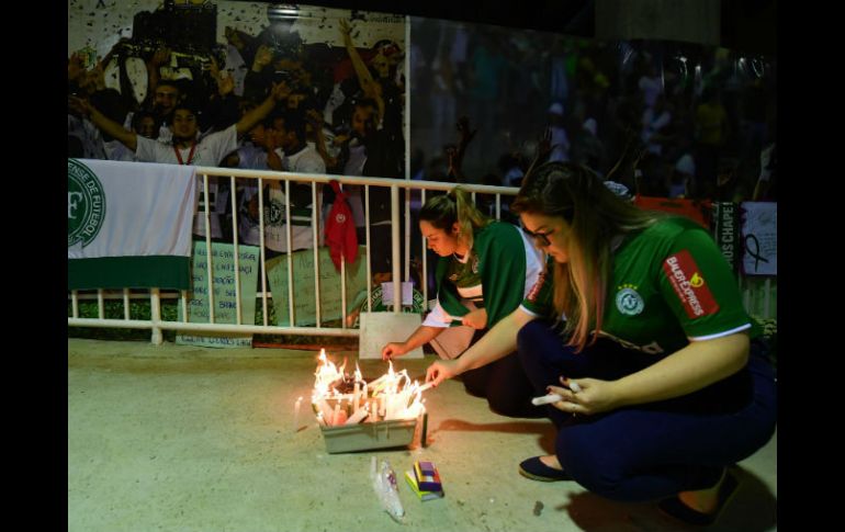 Los seguidores del equipo rindieron un homenaje en la sede del Chapecoense. AFP / N. Almeida