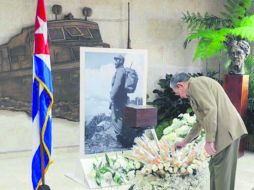 El presidente de Cuba y hermano de Fidel, Raúl Castro, hizo la última guardia frente a las cenizas del líder de la revolución. AP /