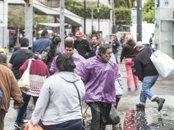 Recomiendan tomar abundantes líquidos y salir abrigados a la calle. EL INFORMADOR / ARCHIVO