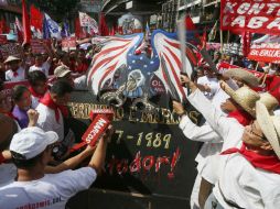 Los manifestantes también tildaron de perro faldero de la familia de los Marcos al presidente Rodrigo Duterte. AP / B. Marquez