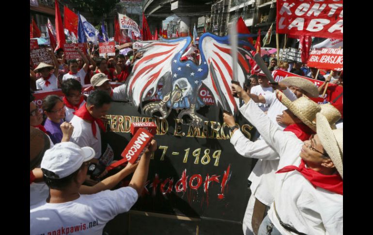 Los manifestantes también tildaron de perro faldero de la familia de los Marcos al presidente Rodrigo Duterte. AP / B. Marquez