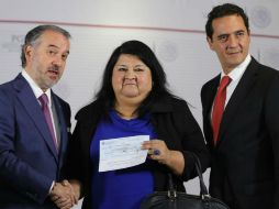 Raúl Cervantes realiza la entrega a la secretaria de Finanzas estatal, Clementina Guerrero. TWITTER / @PGR_mx