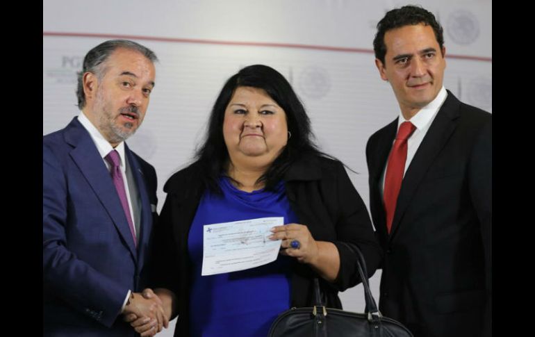 Raúl Cervantes realiza la entrega a la secretaria de Finanzas estatal, Clementina Guerrero. TWITTER / @PGR_mx