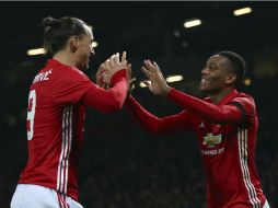 Ibrahimovic (I) y Martial (D) celebran durante el partido celebrado esta noche en Old Trafford. AP / D. Thompson